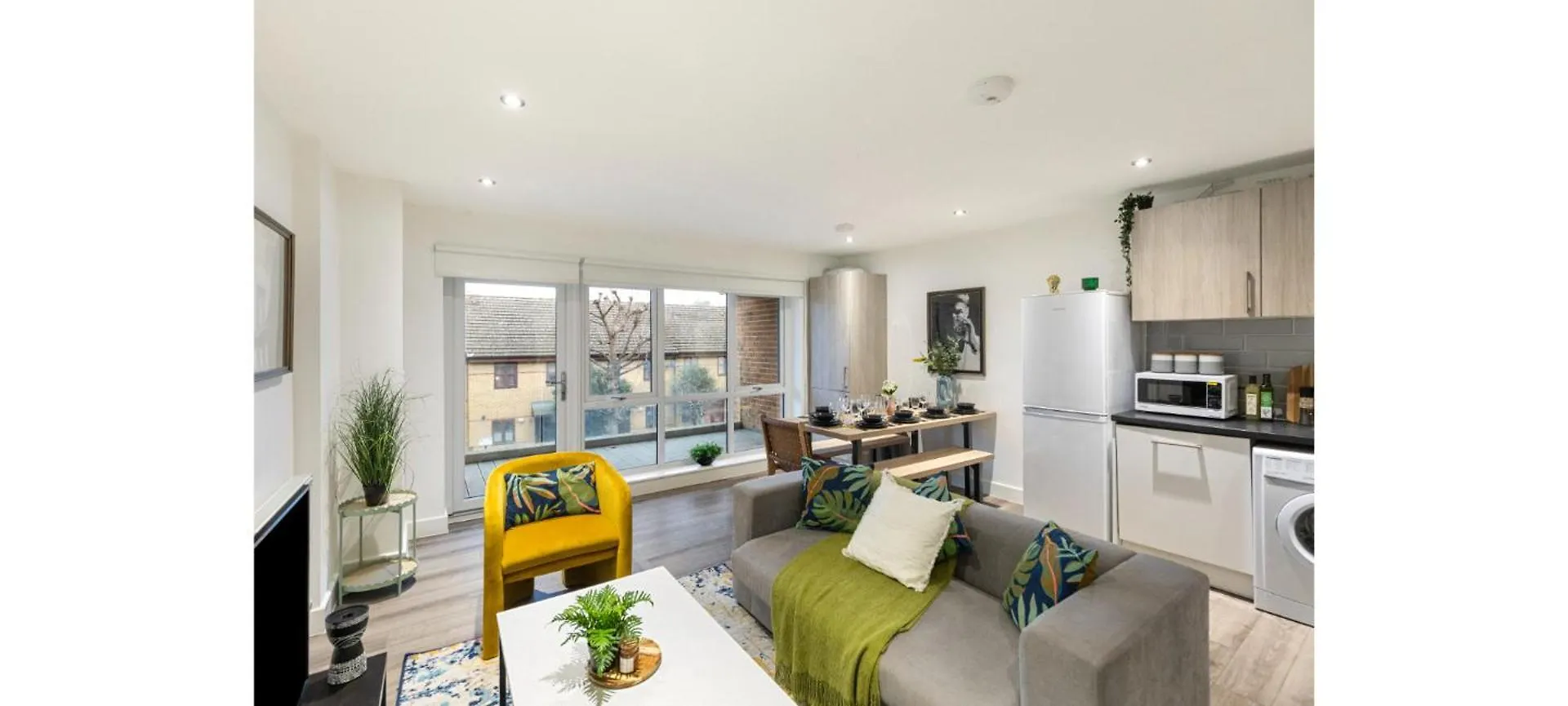 A Splash Of Color: Spacious & Funky 3-Br Flat London